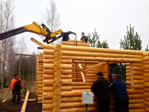 Päätykolmioiden asennus.